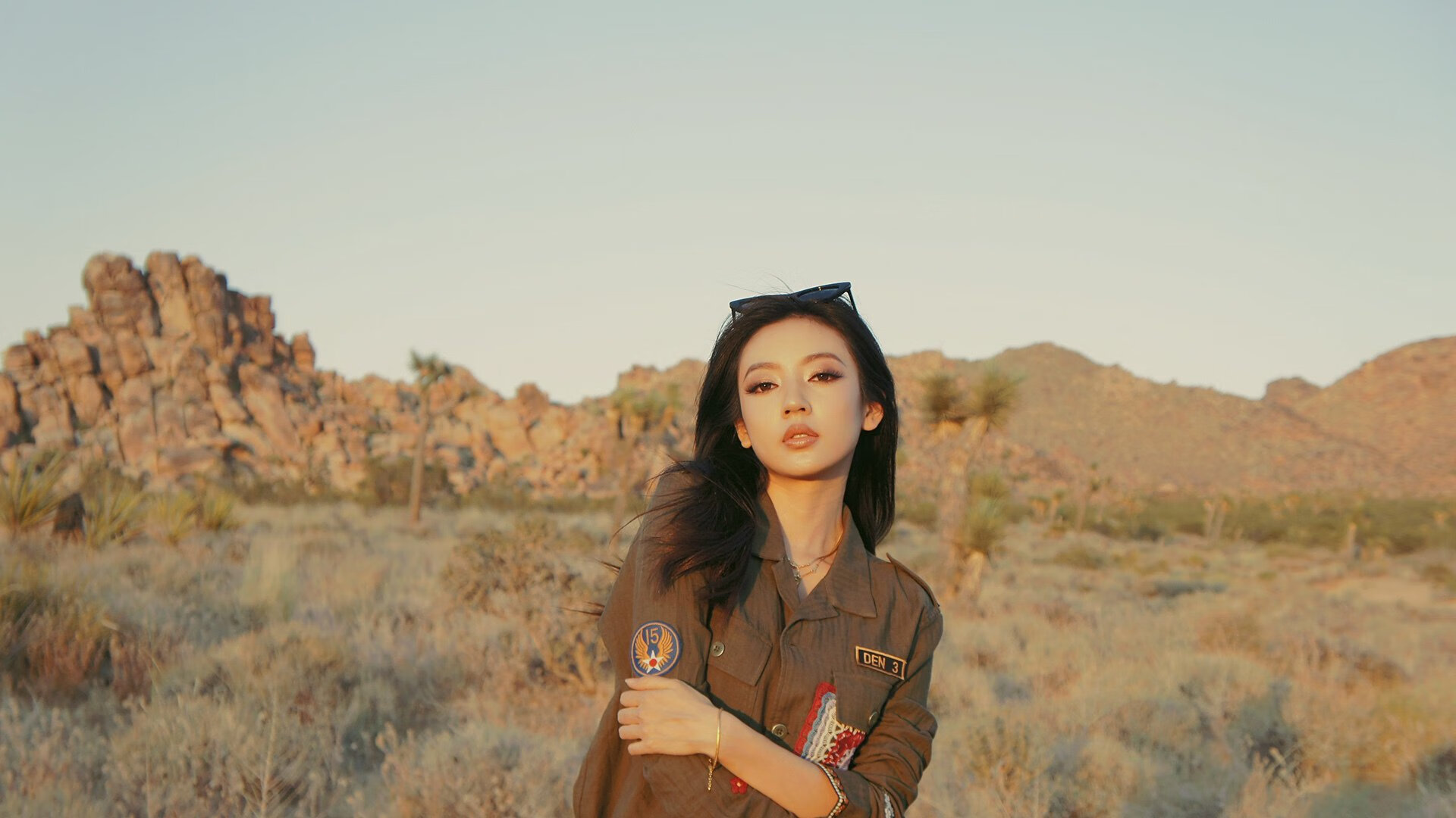 体育教师走入校园普及专业训练知识提升学生运动素养与兴趣，体育教师如何