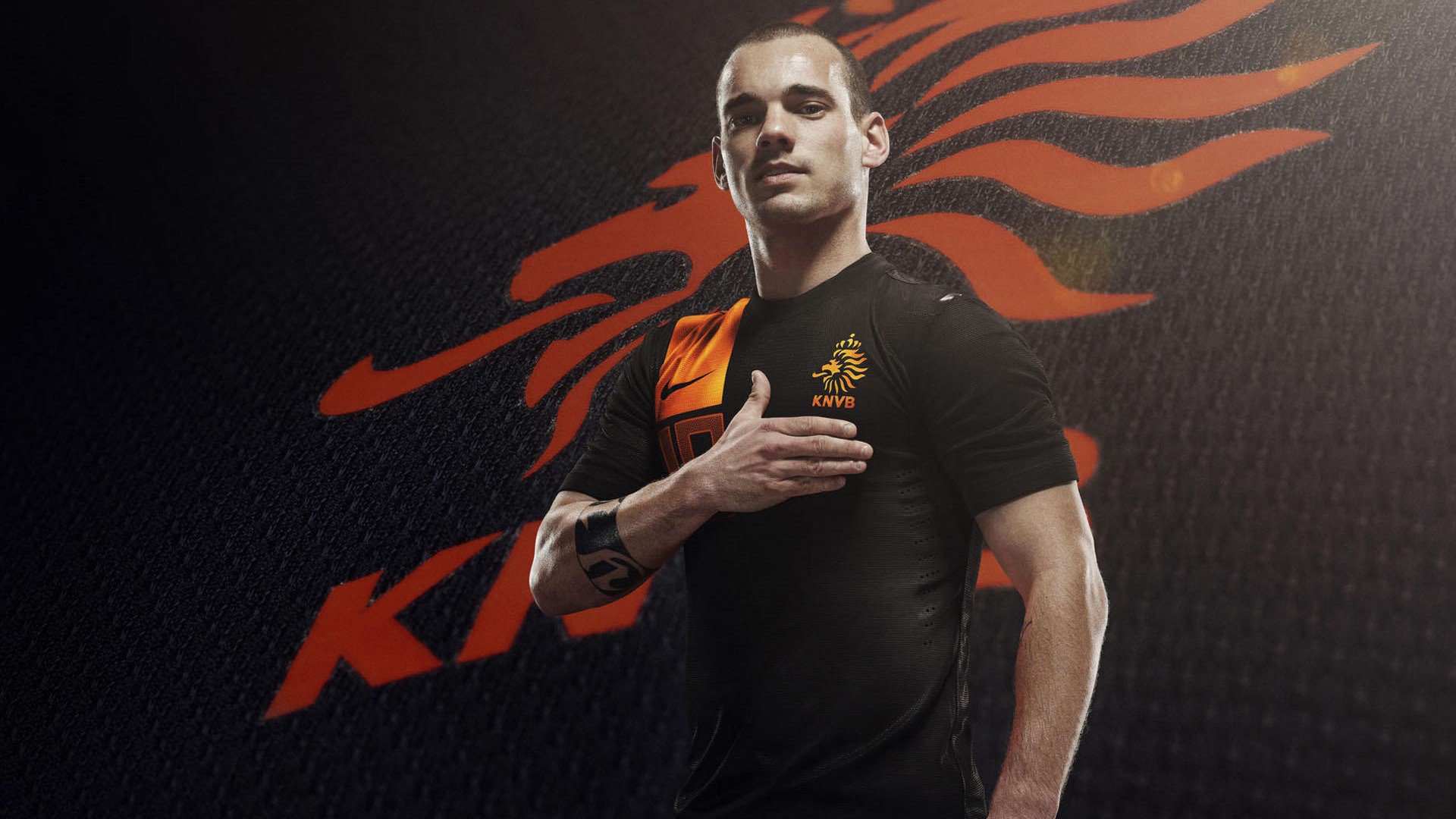 “三叉湖水上救生赛：选手在水中展开与时间赛跑的较量”